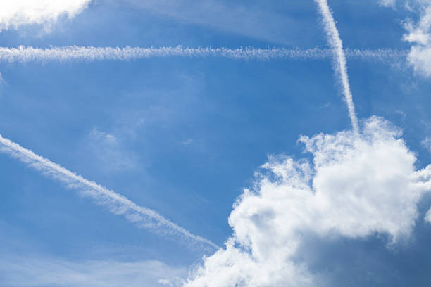aeroplano vapore sentieri - vapor trail cirrus sky cloudscape foto e immagini stock