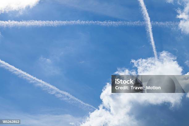 Fumo De Avião - Fotografias de stock e mais imagens de Ao Ar Livre - Ao Ar Livre, Avião, Avião Comercial