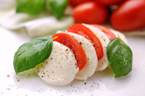 캐프리스 샐러드 - caprese salad mozzarella salad tomato 뉴스 사진 이미지