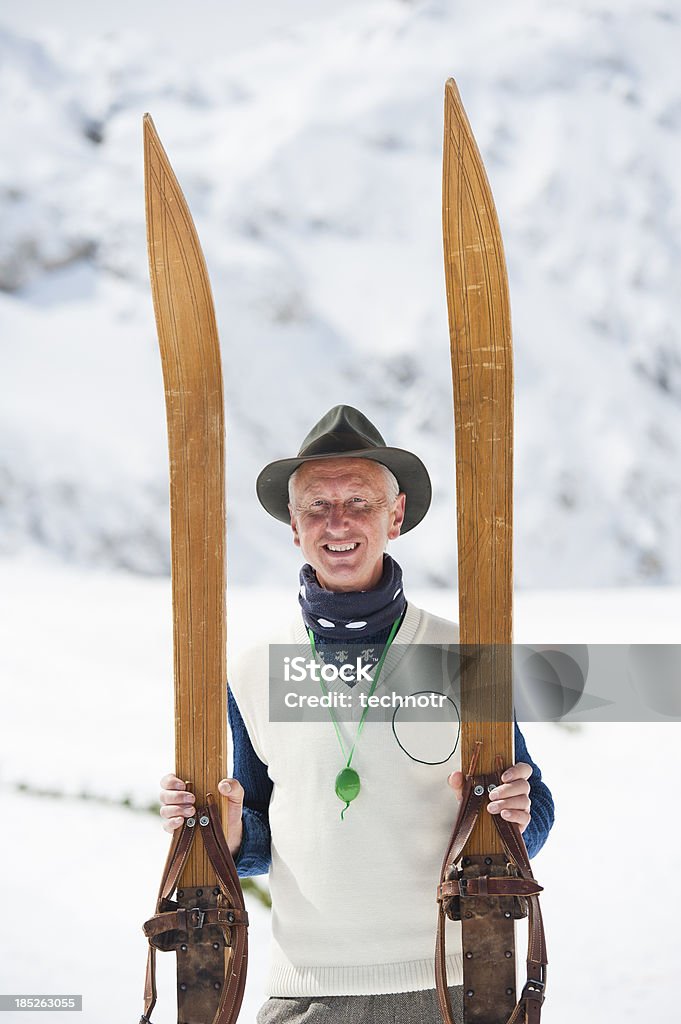 Adulto vintage sciatore in posa in montagna - Foto stock royalty-free di 1950-1959