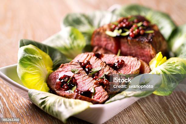 Filetto Di Manzo Con Insalata - Fotografie stock e altre immagini di Aceto balsamico - Aceto balsamico, Alimentazione sana, Alla griglia