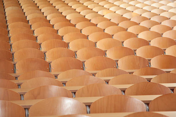 grand vide configuration salle de classe - empty seat photos et images de collection