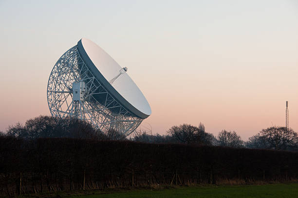 aeropuerto lovell telescopio radio, jodrell bank observatorio - jodrell bank radio telescope dish cheshire astronomy telescope observatory fotografías e imágenes de stock