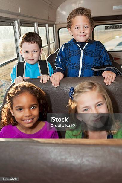 Foto de Crianças De Escola De Equitação Ônibus e mais fotos de stock de Ônibus Escolar - Ônibus Escolar, 6-7 Anos, 8-9 Anos