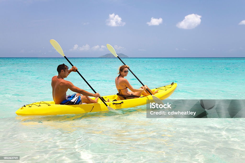 Par de remo en amarillo en kayak por el Caribe de agua - Foto de stock de Kayak - Piragüismo y canotaje libre de derechos