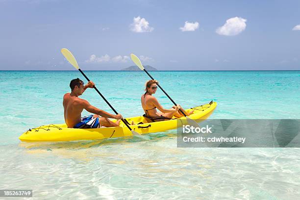 Par De Remo En Amarillo En Kayak Por El Caribe De Agua Foto de stock y más banco de imágenes de Kayak - Piragüismo y canotaje