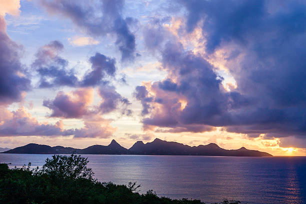 pôr do sol na ilha de union - ilha mayreau - fotografias e filmes do acervo