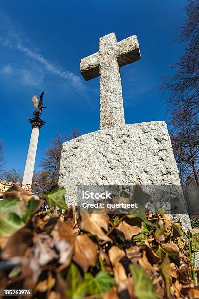 Friedhof Grave Stockfoto und mehr Bilder von Abgestorbene Pflanze - Abgestorbene Pflanze, Ast - Pflanzenbestandteil, Baum