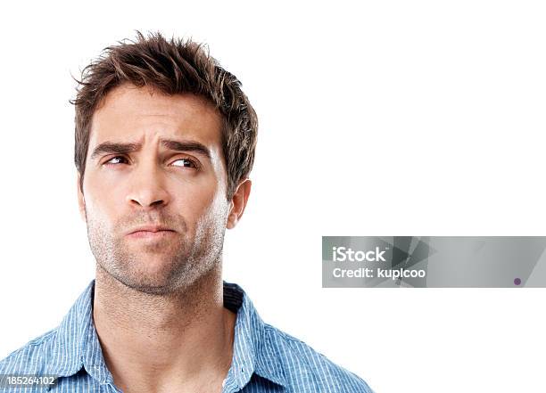 젊은 있는 잘생긴 남자 스트라이프드 셔츠 찌푸림 남자에 대한 스톡 사진 및 기타 이미지 - 남자, 혼란, 사람 얼굴
