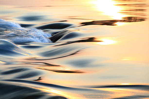 light reflecting on flowing water - 水 圖片 個照片及圖片檔