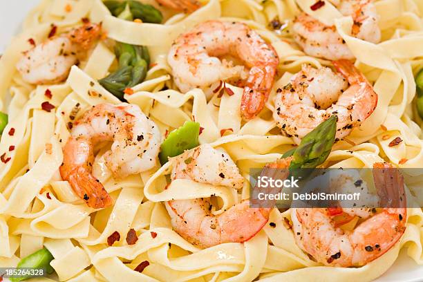 Foto de Fettuccine Com Camarão e mais fotos de stock de Almoço - Almoço, Amarelo, Aspargo