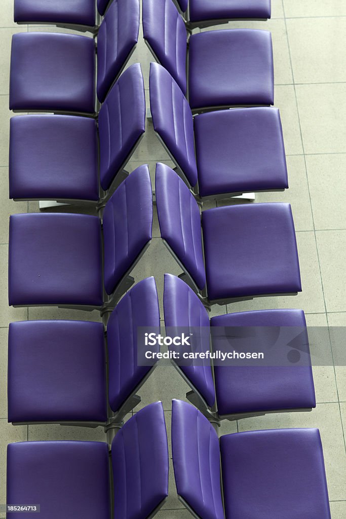 Скамья фиолетовый мест в ряд Топ снимок - Стоковые фото Архитектура роялти-фри