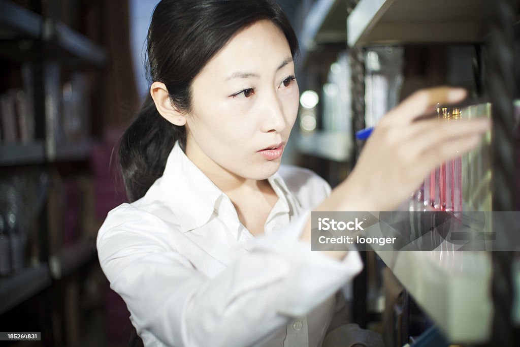 Mujer de los productos cosméticos - Foto de stock de 20 a 29 años libre de derechos