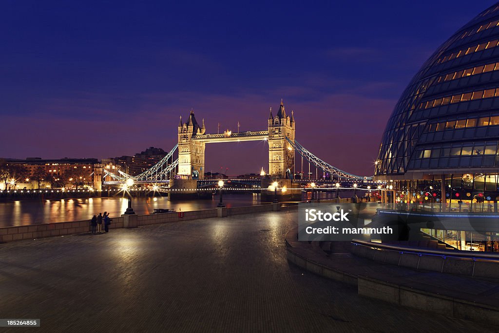 Tower Bridge en Londres en la noche - Foto de stock de Aire libre libre de derechos