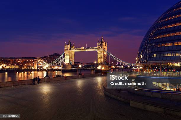 Ponte Da Torre De Londres À Noite - Fotografias de stock e mais imagens de Ao Ar Livre - Ao Ar Livre, Arquitetura, Azul