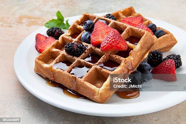 Waffles Com Frutas E Xarope De Bordo Em Mármore Balcão - Fotografias de stock e mais imagens de Waffle Belga