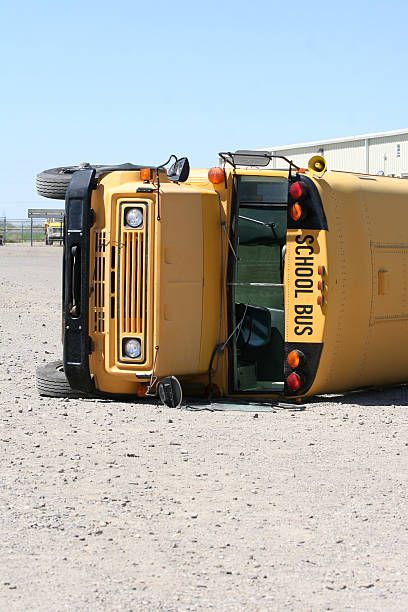 bus scolaire accident - totaled photos et images de collection