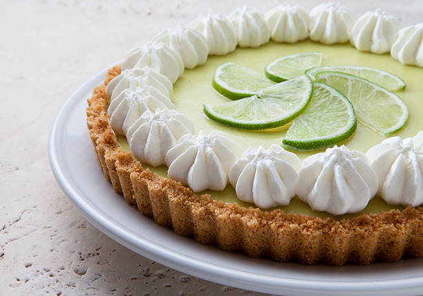 tourte au citron vert avec de la crème fouettée sur un plan en marbre. - key lime pie dessert pie pastry photos et images de collection