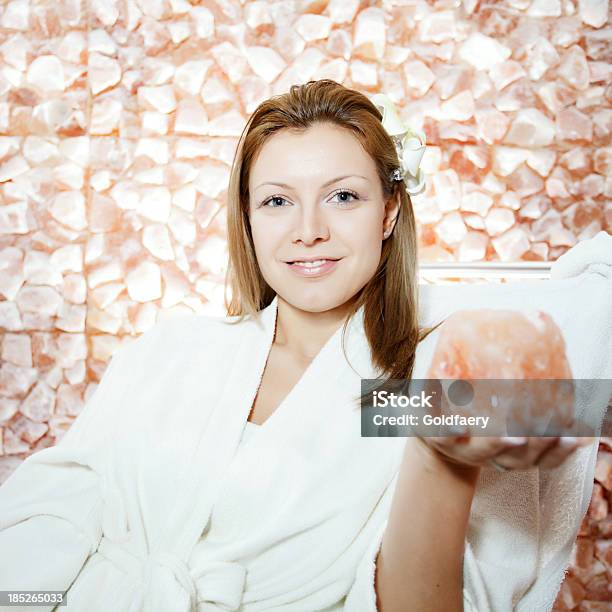 Loira Deslumbrante Mulher Segurando Natural De Pedra De Sal - Fotografias de stock e mais imagens de 30-39 Anos