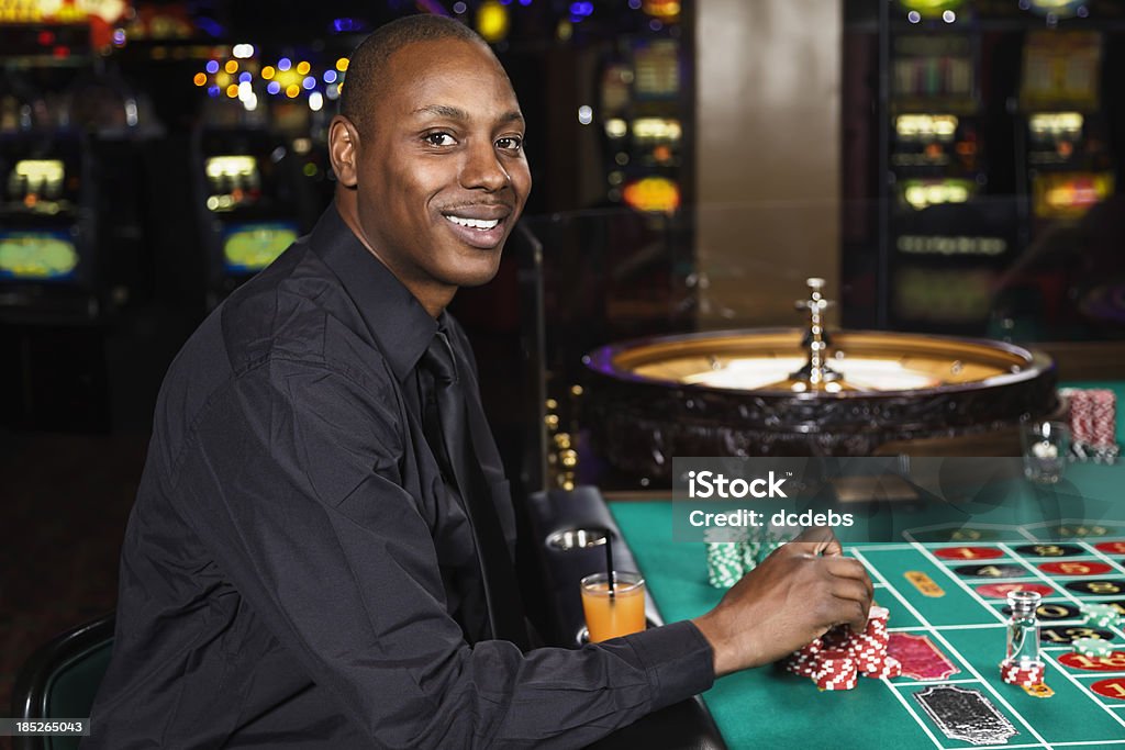 Hombre jugando a la ruleta en un Casino - Foto de stock de Casino libre de derechos