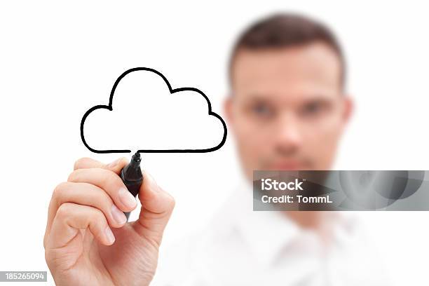 Empresario Dibujo Una Nube Con Un Marcador Negro Foto de stock y más banco de imágenes de Computación en nube - Computación en nube, Flujograma, Adulto