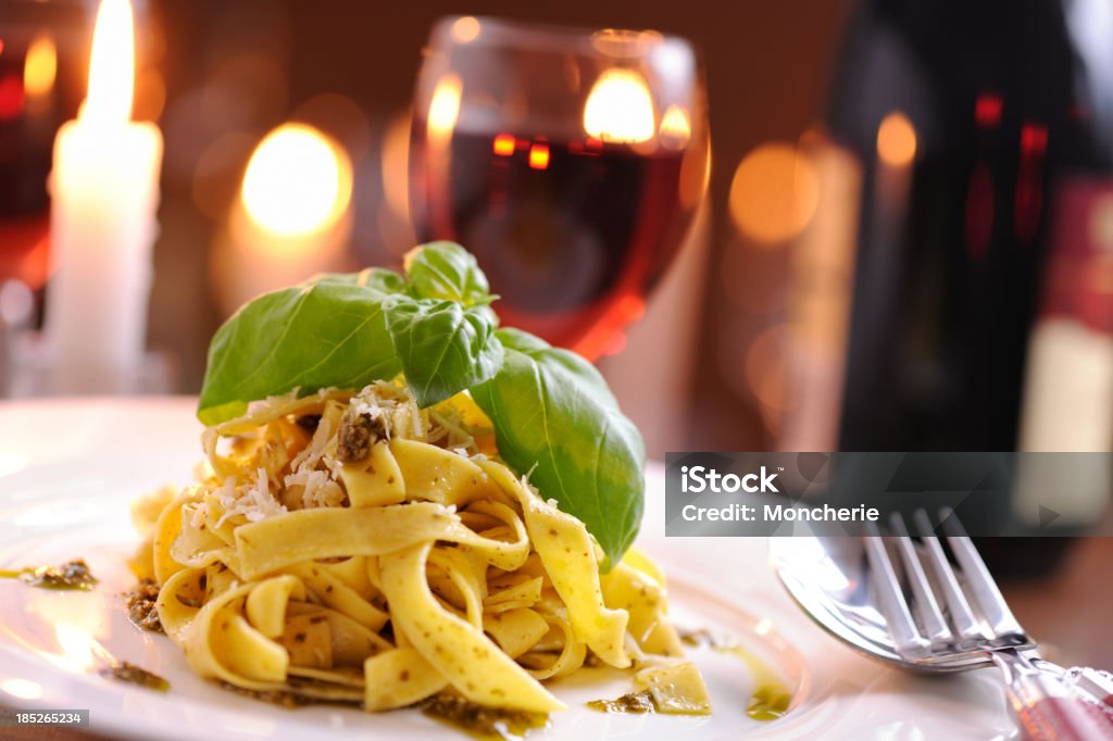 Hausgemachte pappardelle mit pesto und parmesan - Lizenzfrei Nacht Stock-Foto