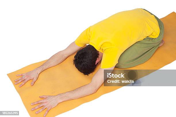 Homem De Ioga Vista De Cima Com Camisa Amarelacopyspace - Fotografias de stock e mais imagens de Adulto