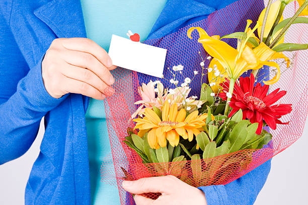 frau holding blumen - flower sparse single flower gerbera daisy stock-fotos und bilder