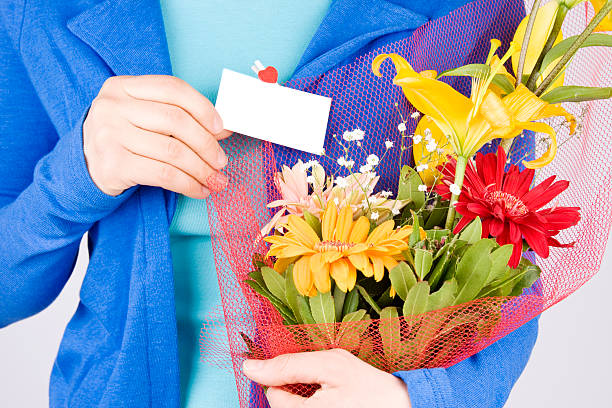 mulher segurando flores - bouquet tulip greeting card gerbera daisy imagens e fotografias de stock