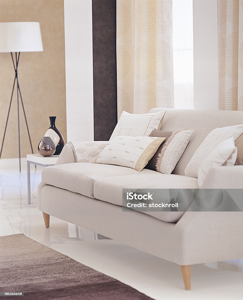 Innenansicht des Zweisitzer-sofa im Wohnzimmer - Lizenzfrei Sofa Stock-Foto