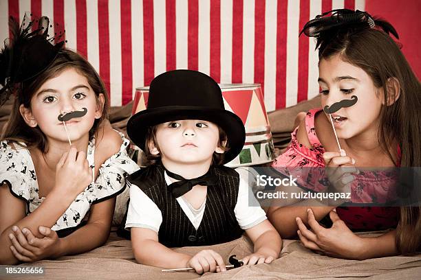 Süße Zirkusdirektor Mit Assistenten Stockfoto und mehr Bilder von Zirkusveranstaltung - Zirkusveranstaltung, Kind, Aufführung