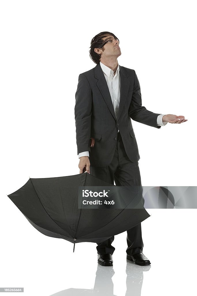 Geschäftsmann holding Regenschirm und Blick nach oben - Lizenzfrei Anzug Stock-Foto
