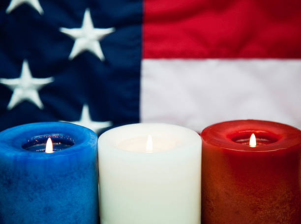 patriottica lume di candela e veglia-orizzontale - us state flag national flag flag three objects foto e immagini stock