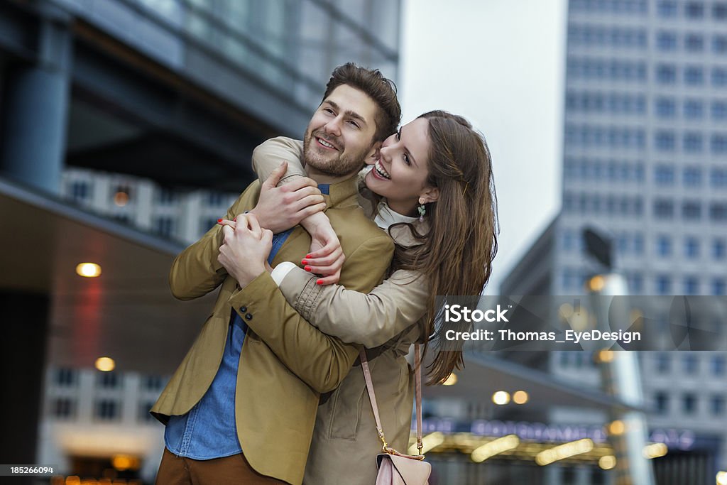 Atractiva pareja joven de visita en Potsdamer Platz en Berlín - Foto de stock de 25-29 años libre de derechos