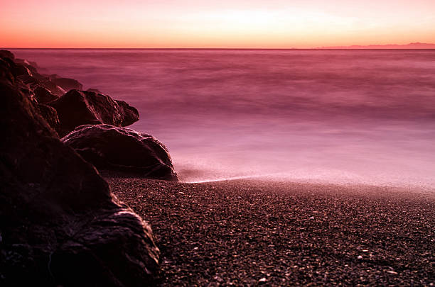 vista do mar ao pôr do sol - zen like sea horizon over water blurred motion imagens e fotografias de stock