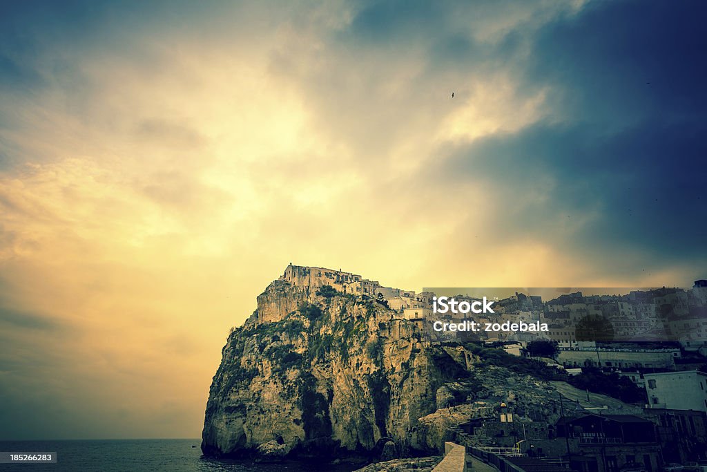 Village italien de Peschici, du sud de l'Italie - Photo de Fonds de nuage libre de droits