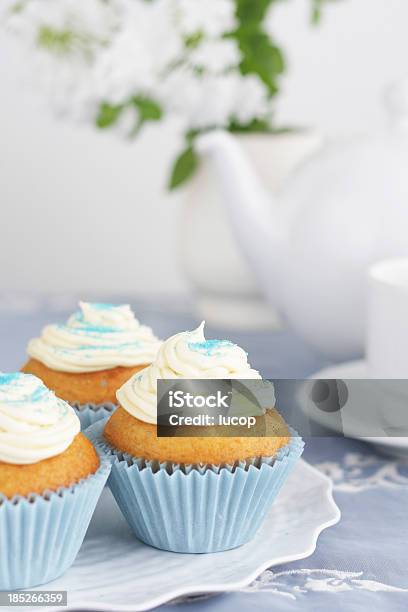 Foto de Cupcakes Azuis Com Crosta De Baunilha Com Bule De Chá E Xícaras De Fundo e mais fotos de stock de Bolinho