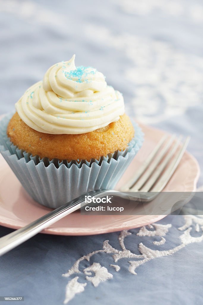 Rose vintage cupcake bleu sur une plaque sur la nappe brodé - Photo de Aliment libre de droits