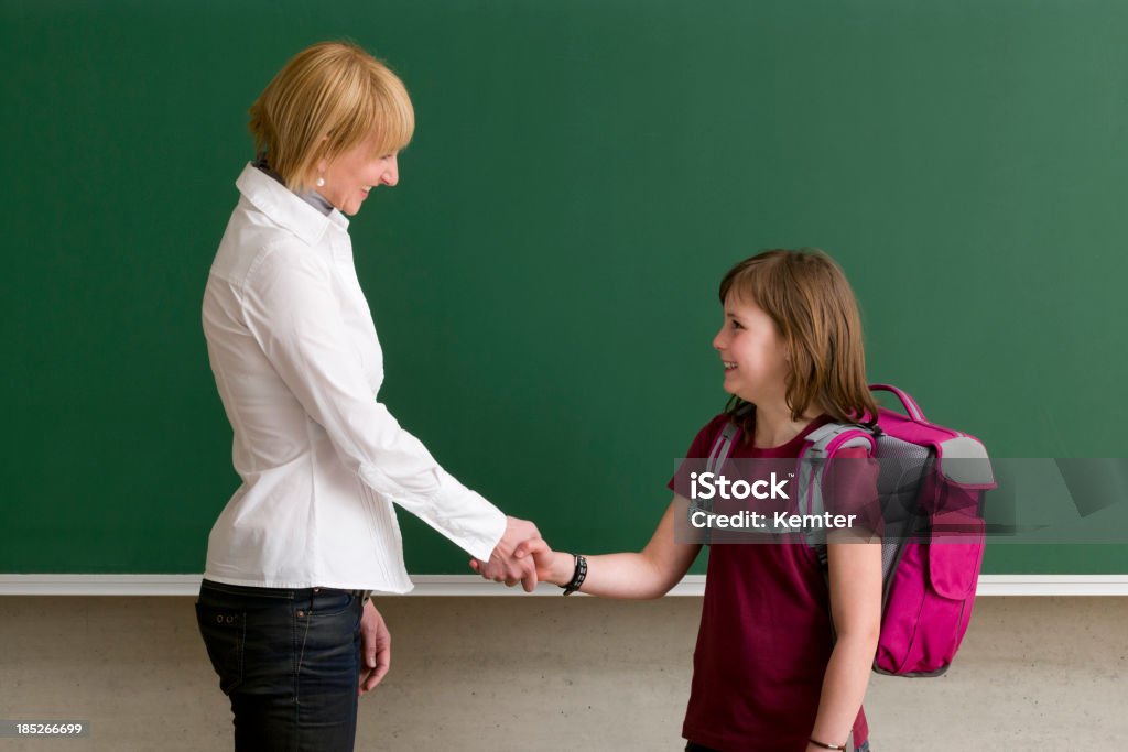 Enseignant et L'élève se serrant la main - Photo de Enseignant libre de droits
