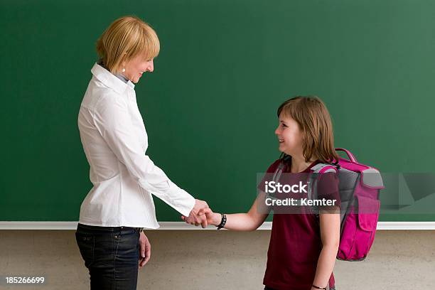 Photo libre de droit de Enseignant Et Lélève Se Serrant La Main banque d'images et plus d'images libres de droit de Enseignant - Enseignant, Se saluer, Poignée de main