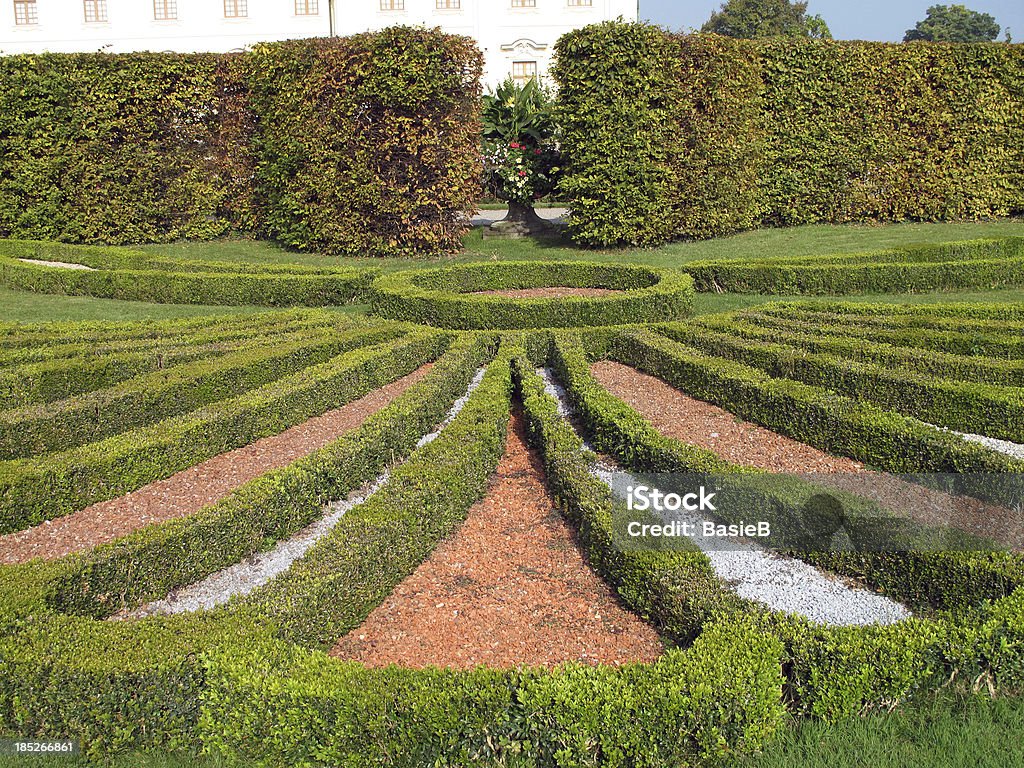 Diseño del jardín con boxwood hedges. - Foto de stock de Accesorio de jardín libre de derechos
