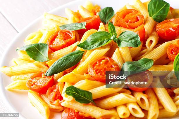 Pasta Con Pomodori Freschi E Basilico - Fotografie stock e altre immagini di Alimentazione sana - Alimentazione sana, Basilico, Bianco