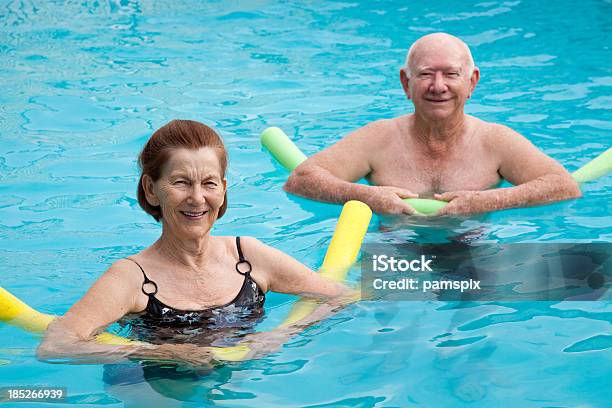 중년 남자 여자 수영장 수영장 누들스 워터 에어로빅에 대한 스톡 사진 및 기타 이미지 - 워터 에어로빅, 노인, 수영장-스포츠 경기장