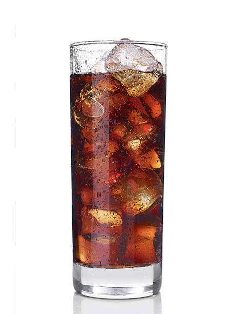bicchiere di cola con ghiaccio - gassata foto e immagini stock