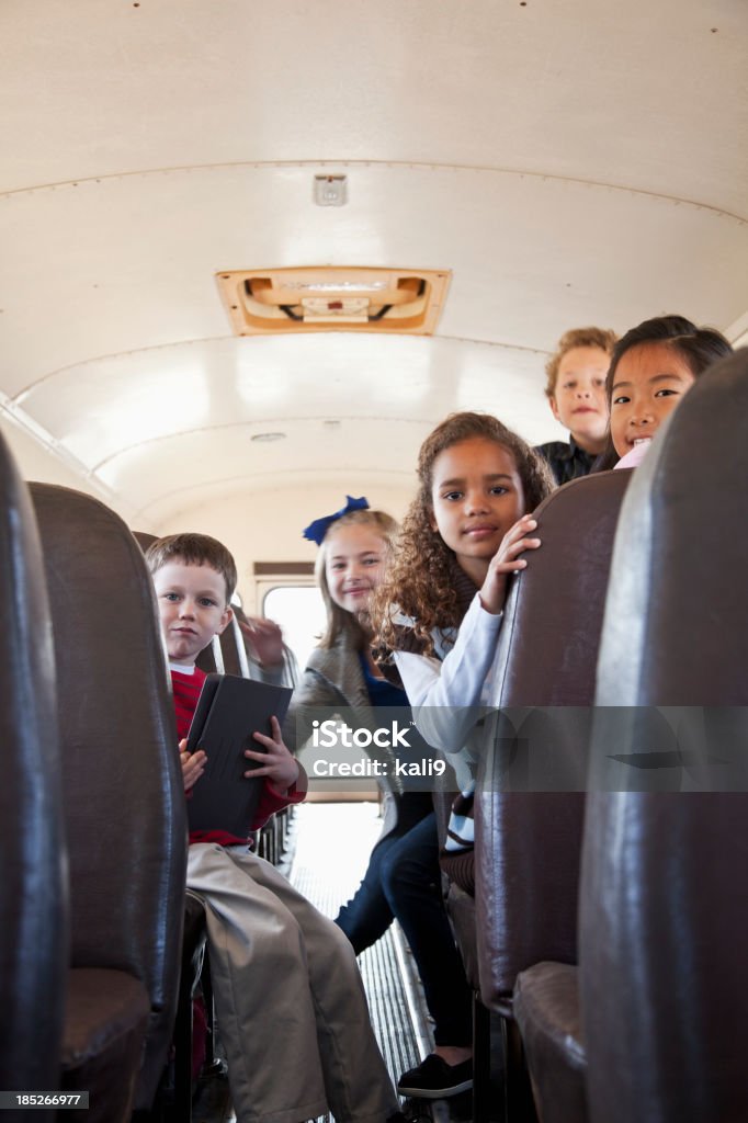 Crianças de escola de equitação ônibus - Foto de stock de Ônibus Escolar royalty-free