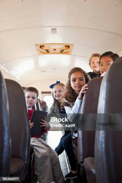 Foto de Crianças De Escola De Equitação Ônibus e mais fotos de stock de Ônibus Escolar - Ônibus Escolar, Criança, Fotografia - Imagem