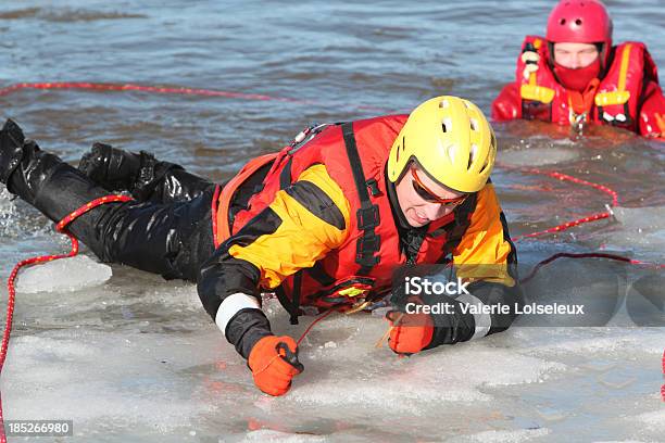 Photo libre de droit de Eau Glacée Du Système Recco Dirigent Les Sauveteurs banque d'images et plus d'images libres de droit de Sauvetage