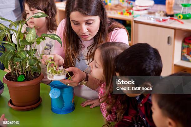 Preschoolers と教師 - 子供のストックフォトや画像を多数ご用意 - 子供, 教室, 託児施設