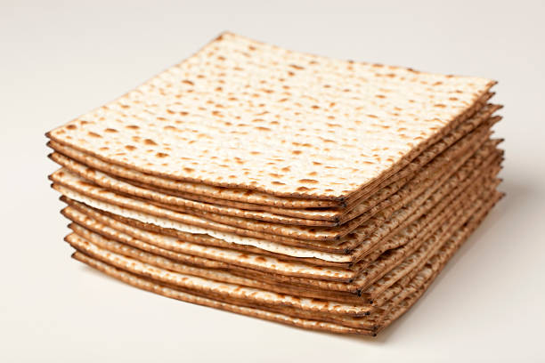 pasqua ebraica matzos. - matzo passover cracker unleavened bread foto e immagini stock