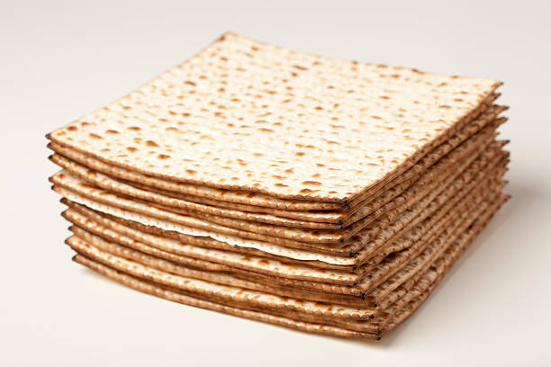 песах matzos. - matzo passover cracker unleavened bread стоковые фото и изображения